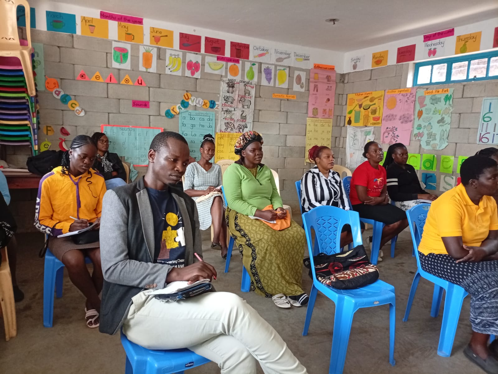 Families and caregivers in a support session